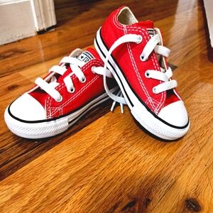 Kids Converse. Red. Size US7